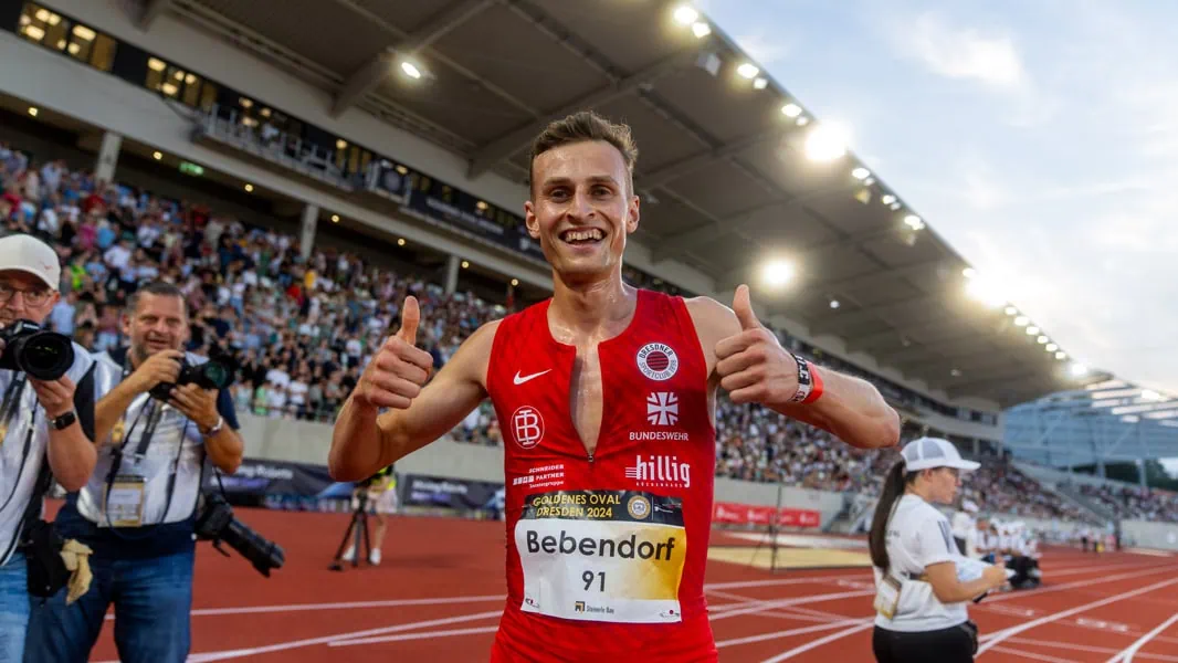 Das Bild zeigt Karl Bedendorf, der nach dem Zieleinlauf, seine Daumen hochhält.