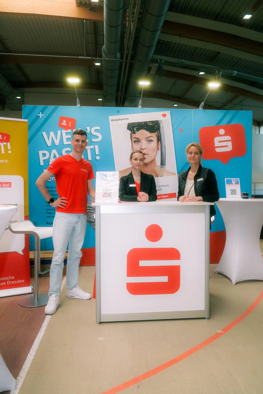 Das Bild zeigt drei Mitarbeiter*innen am Messestand der Ostsächsische Sparkasse Dresden.
