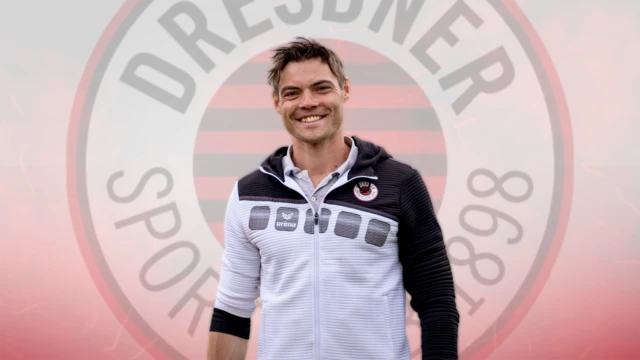 Das Bild zeigt Jan Riedel, im Hintergrund ist das Dresdner Sportclub-Logo zu erkennen.